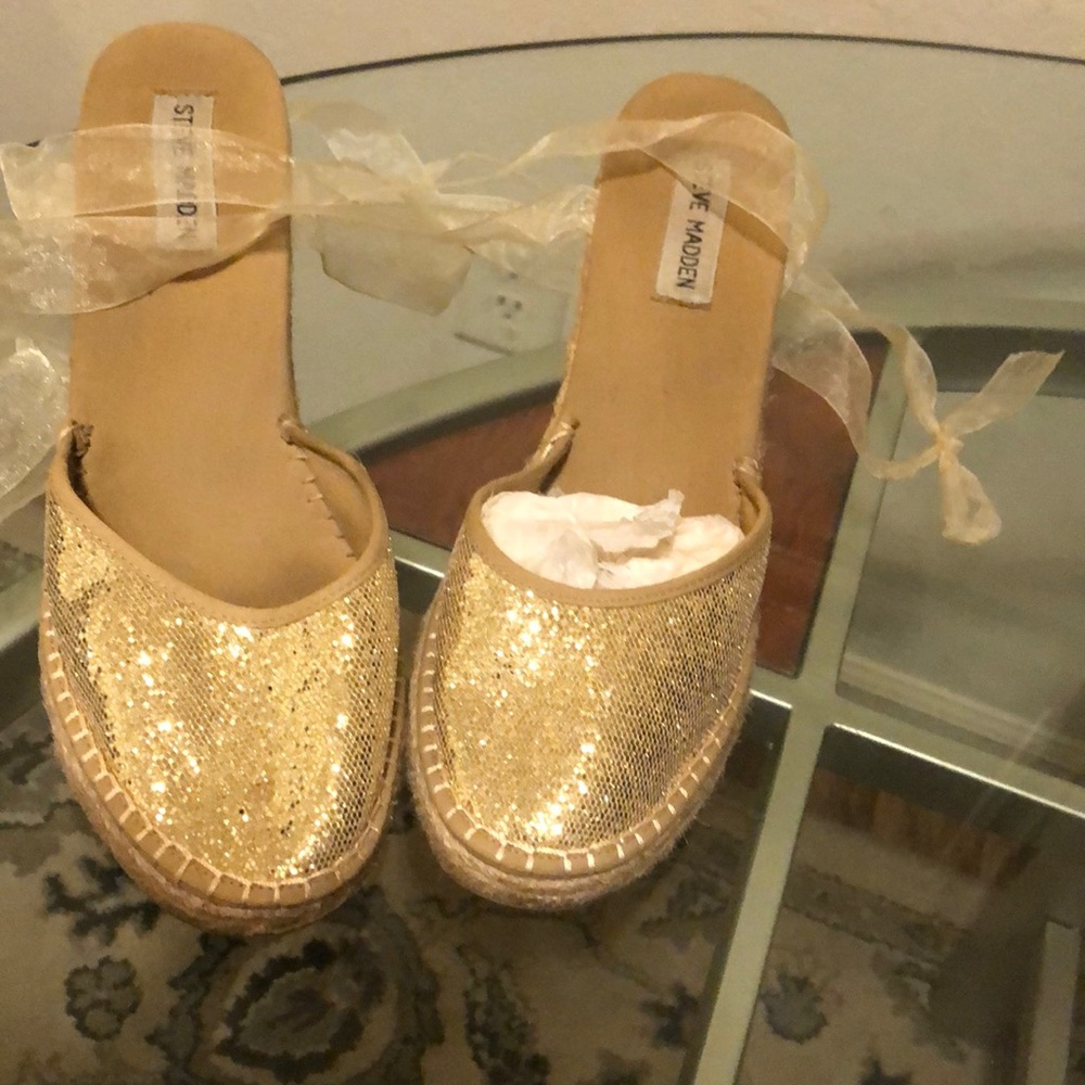 A golden ribbon high heel shoe